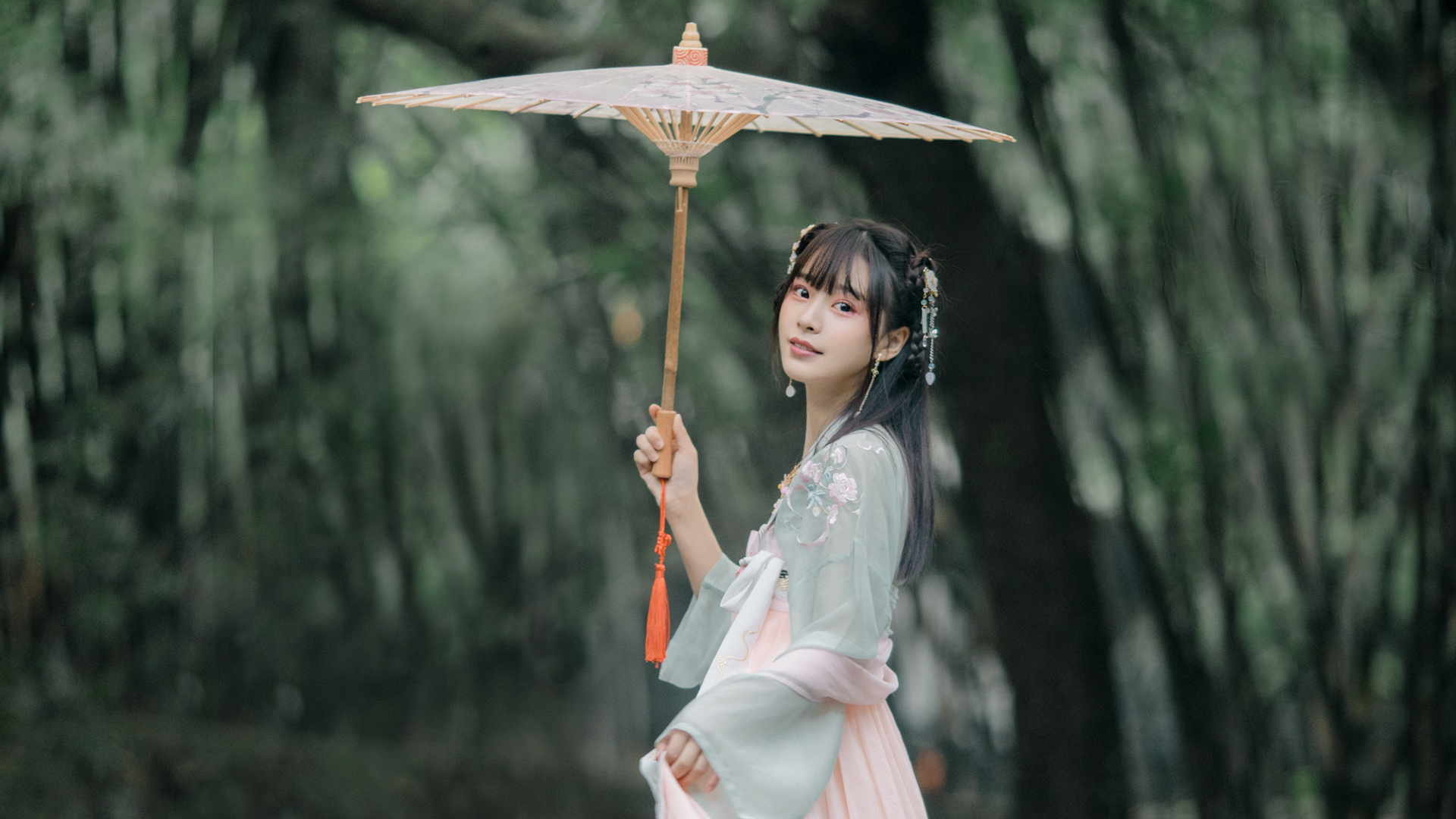 Pとラブホから出てくる所を同級生に隠し撮りされ脅される円香